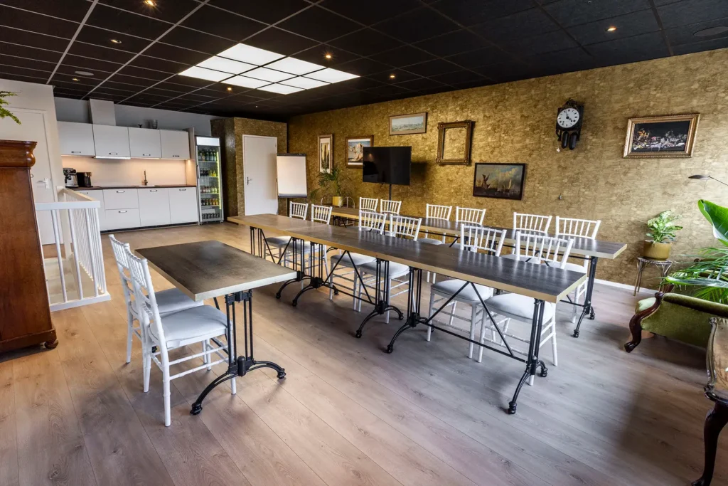 school opstelling met keuken in de achtergrond en gouden wand