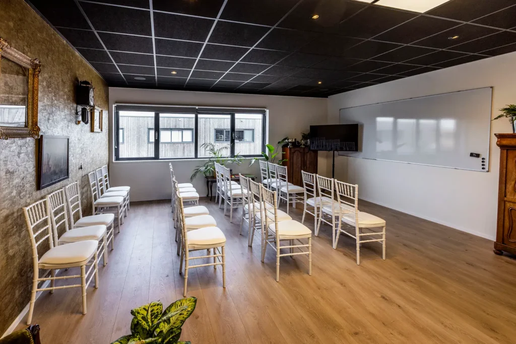 theater opstelling in ruimte met grote ramen en een whitebord