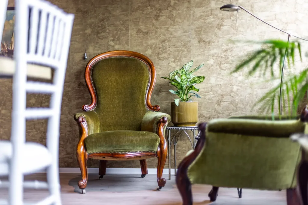 sfeerbeeld van fauteuil voor gouden wand