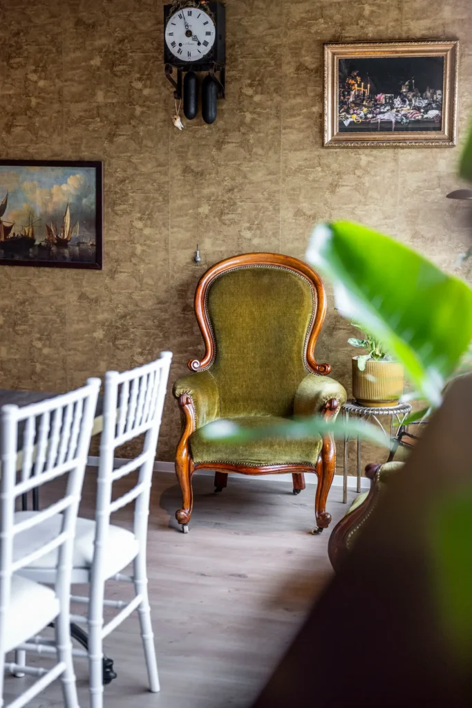 sfeerbeeld van fauteuil voor gouden wand