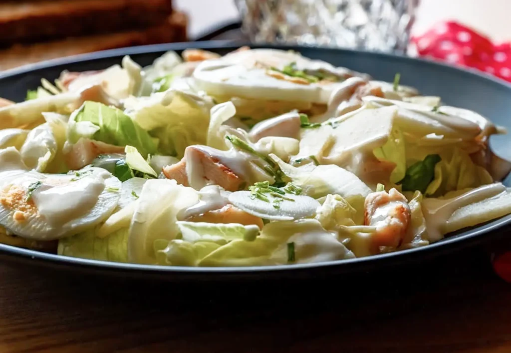 Caesar salade in bord